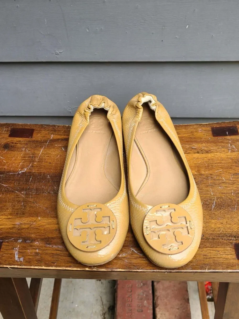 Tory Burch Reva Pebbled Leather Ballet Flats 8 1/2 in Camel